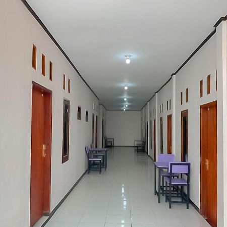 Reddoorz @ Jalan Ahmad Yani Hotell Karawang Exteriör bild