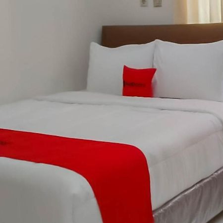 Reddoorz @ Jalan Ahmad Yani Hotell Karawang Exteriör bild