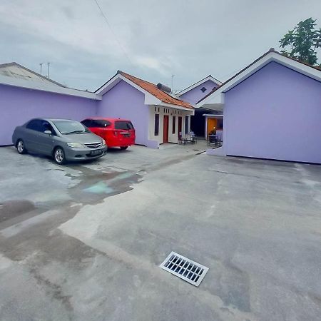 Reddoorz @ Jalan Ahmad Yani Hotell Karawang Exteriör bild