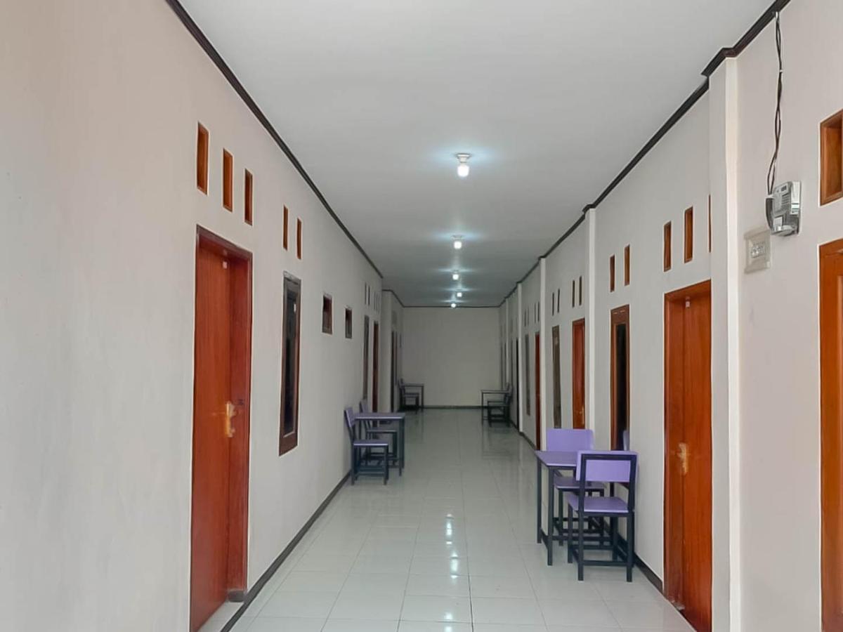 Reddoorz @ Jalan Ahmad Yani Hotell Karawang Exteriör bild