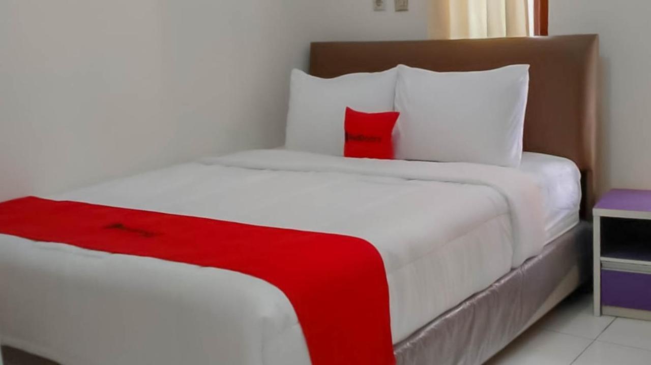 Reddoorz @ Jalan Ahmad Yani Hotell Karawang Exteriör bild
