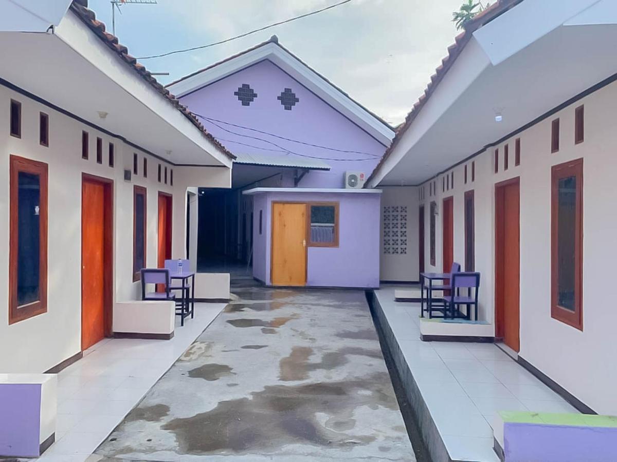 Reddoorz @ Jalan Ahmad Yani Hotell Karawang Exteriör bild