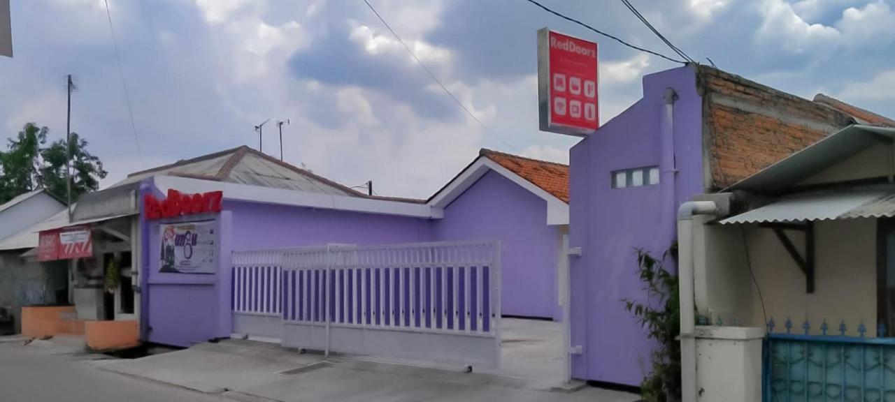 Reddoorz @ Jalan Ahmad Yani Hotell Karawang Exteriör bild